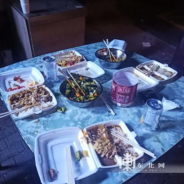 餐饮浪费现象_朋友聚餐浪费_餐饮商家集体上演“擦边餐”