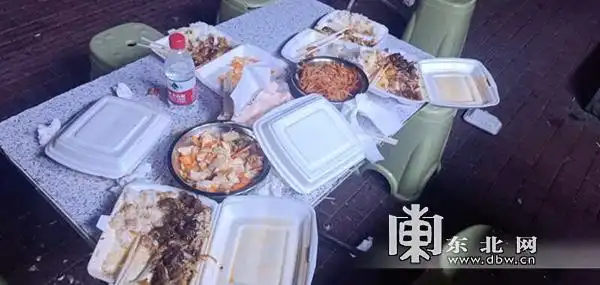 朋友聚餐浪费_餐饮商家集体上演“擦边餐”_餐饮浪费现象
