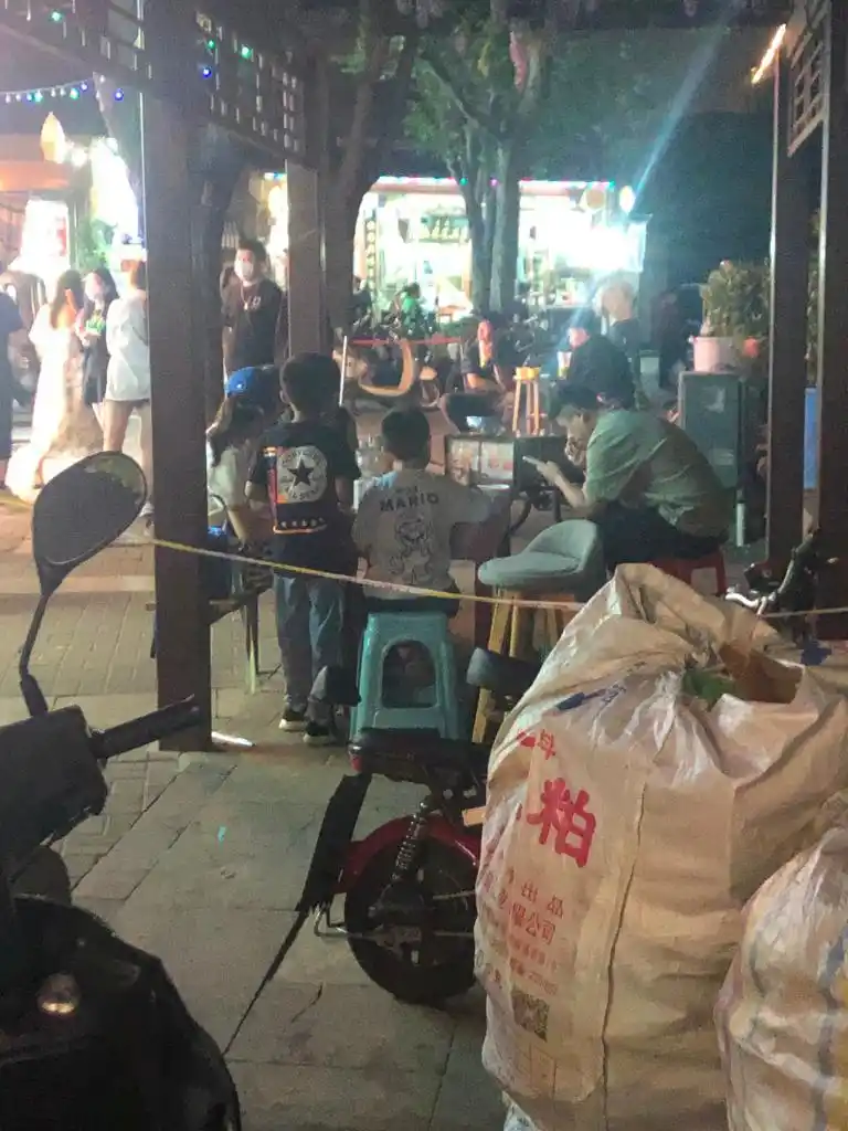 餐饮商家集体上演“擦边餐”_疫情防控堂食暂停 外摆经营打擦边球 城市餐饮管理措施