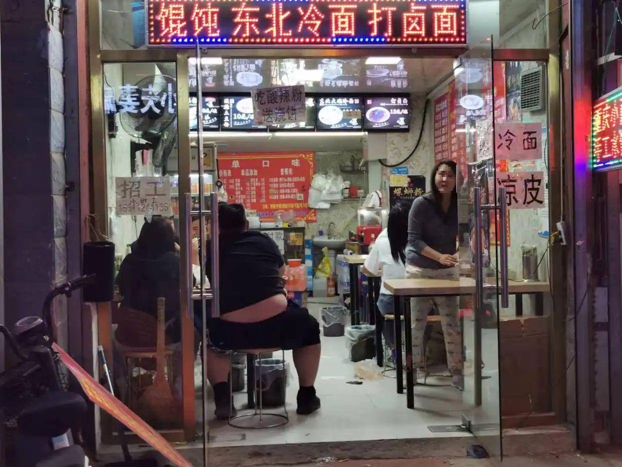 疫情防控堂食暂停 外摆经营打擦边球 城市餐饮管理措施_餐饮商家集体上演“擦边餐”
