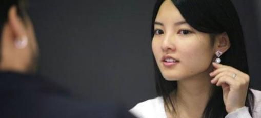 她出身亿万富豪家庭，父亲有钱，爷爷是正国级，身材容貌美若天仙
