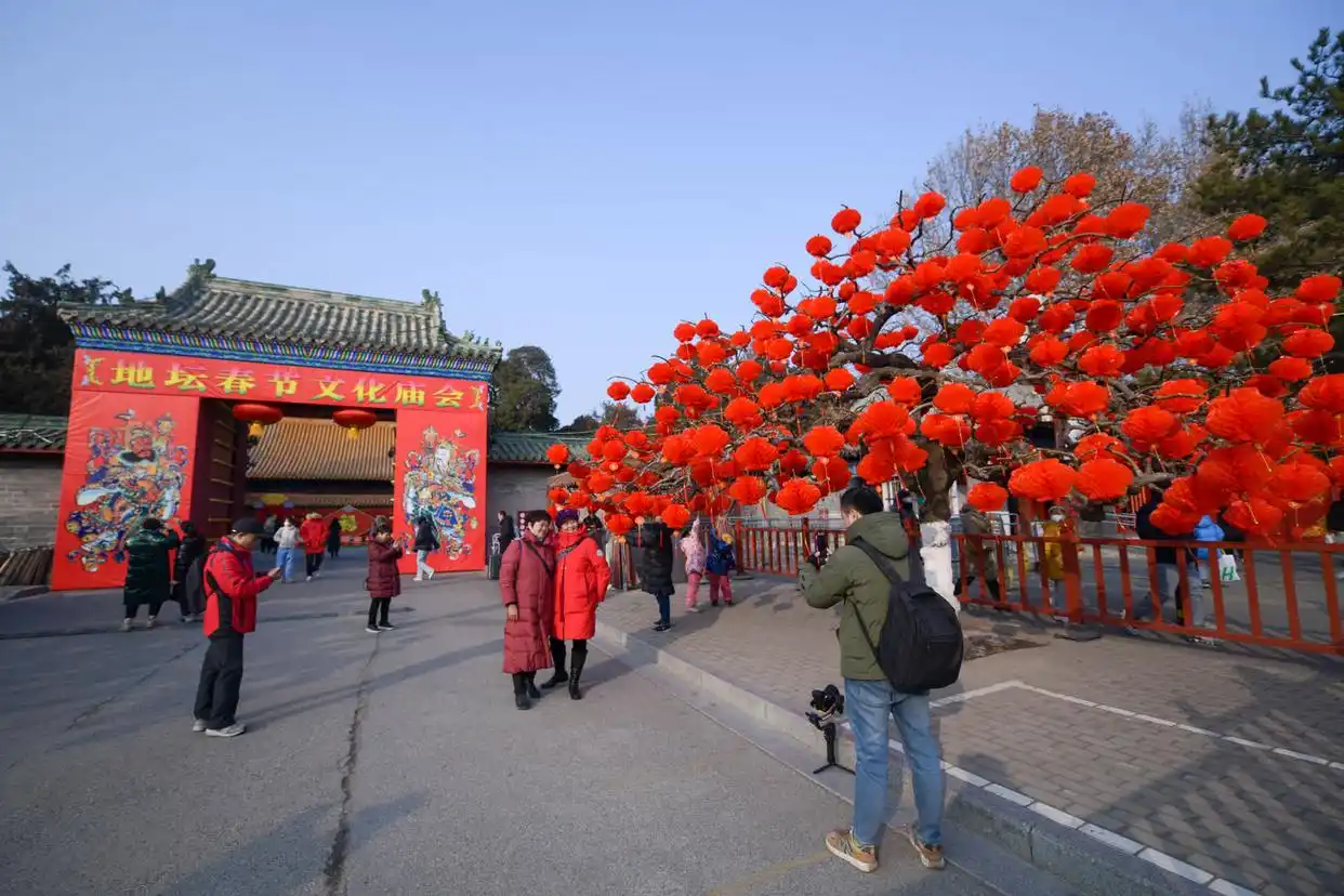 地坛庙会仿清祭地表演_龙潭庙会节庆装饰拍照打卡_地坛公园打卡姿势已经next level了