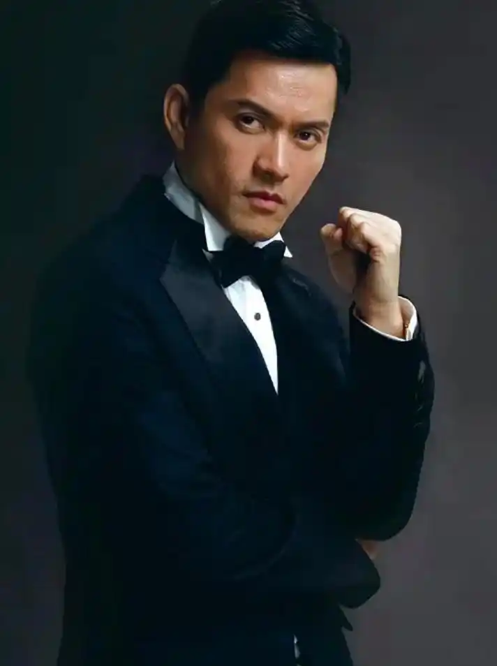 吕良伟三个老婆图片_吕良伟演艺生涯经历_吕良伟上海滩丁力不老男神