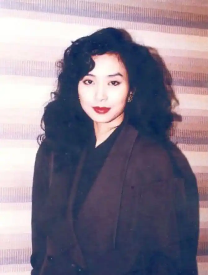 吕良伟三个老婆图片_吕良伟演艺生涯经历_吕良伟上海滩丁力不老男神