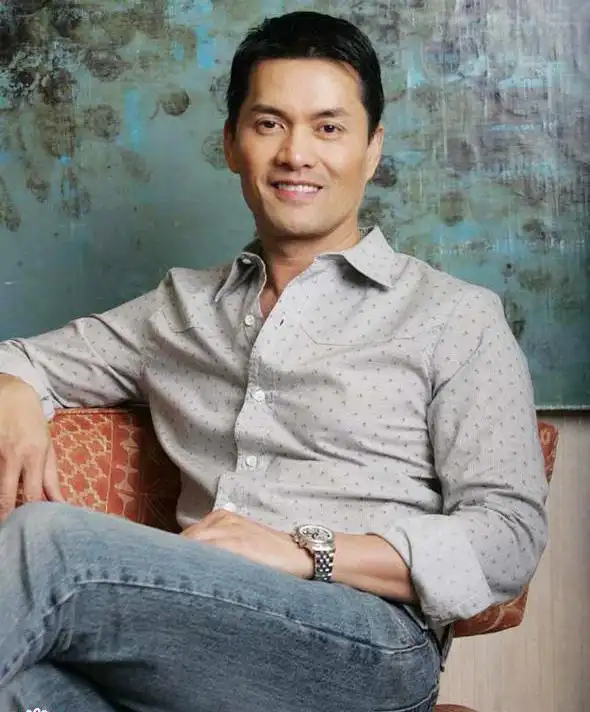 吕良伟演艺生涯经历_吕良伟三个老婆图片_吕良伟上海滩丁力不老男神