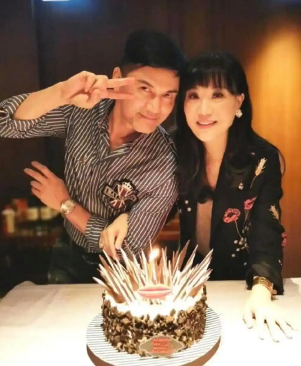 吕良伟三个老婆图片_吕良伟演艺生涯经历_吕良伟上海滩丁力不老男神