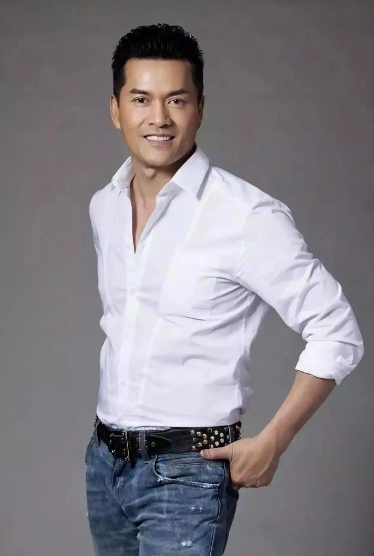 吕良伟三个老婆图片_吕良伟演艺生涯经历_吕良伟上海滩丁力不老男神
