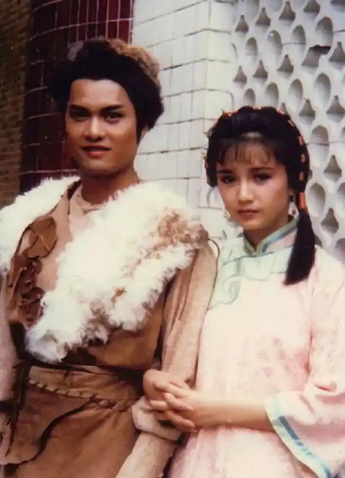 吕良伟三个老婆图片_吕良伟演艺生涯经历_吕良伟上海滩丁力不老男神