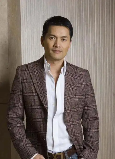 吕良伟周海媚邝美云杨小娟_吕良伟三个老婆图片