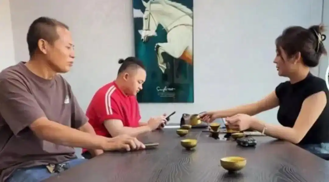 女子酒驾撞劳斯莱斯：我是国企员工_劳斯莱斯车主捐赠打赏款_广州海珠区货车撞劳斯莱斯事故