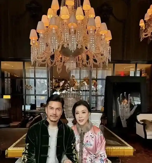 吕良伟三任妻子皆貌美，娶周海媚邝美云后，终获富婆相伴