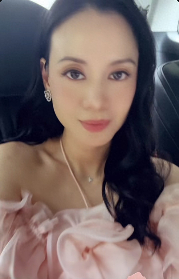 陈晓丹出席聚会罕见带娃露脸，女儿打扮像公主，结婚七年深居简出