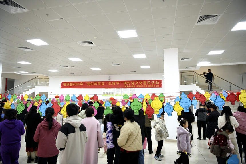 德保：矮马闹元宵 欢乐猜灯谜