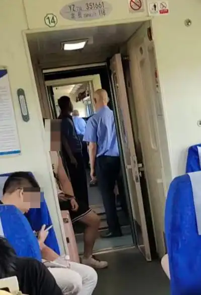 绿皮火车车厢连接处吸烟投诉_祁女士绿皮火车吸烟事件_绿皮火车上的烟灰缸该撤了