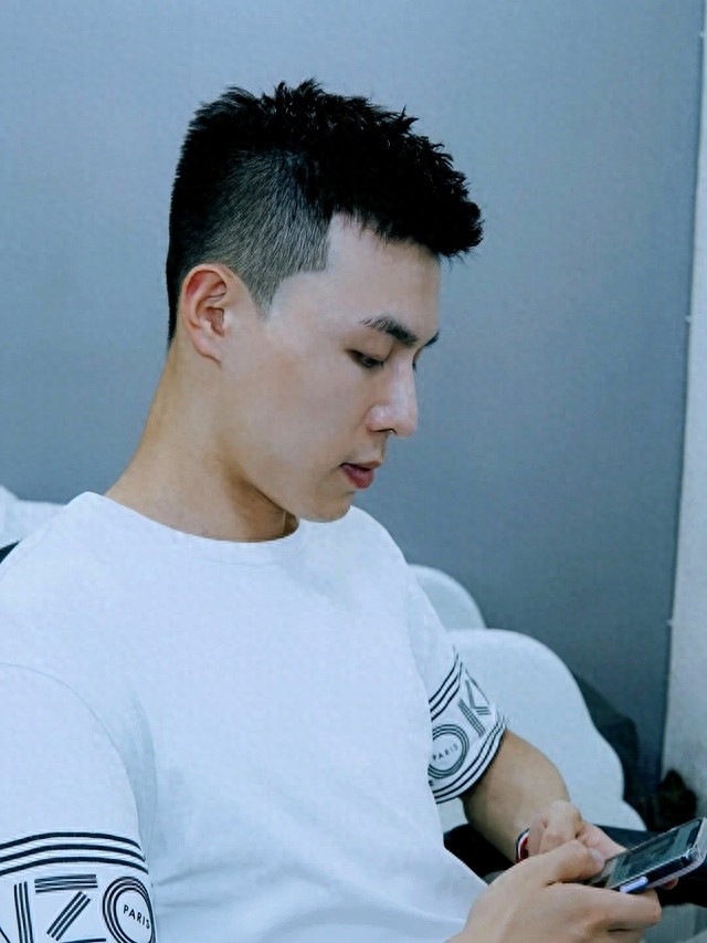 男生别嫌弃“两边铲光”短发，试试这3款发型，新潮又帅气！