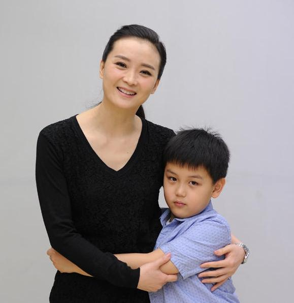 43岁阔太王艳的富豪老公和“两个儿子”,两子相差24岁