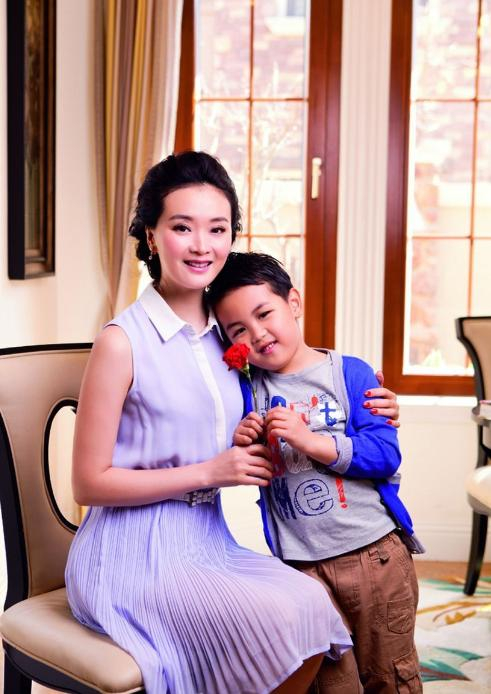 43岁阔太王艳的富豪老公和“两个儿子”,两子相差24岁