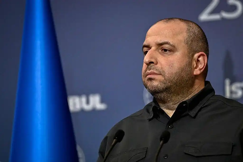 高市早苗仍不同意撤回发言_日本高市早苗涉华错误言行_美国芝加哥抗议者与执法人员激烈冲突