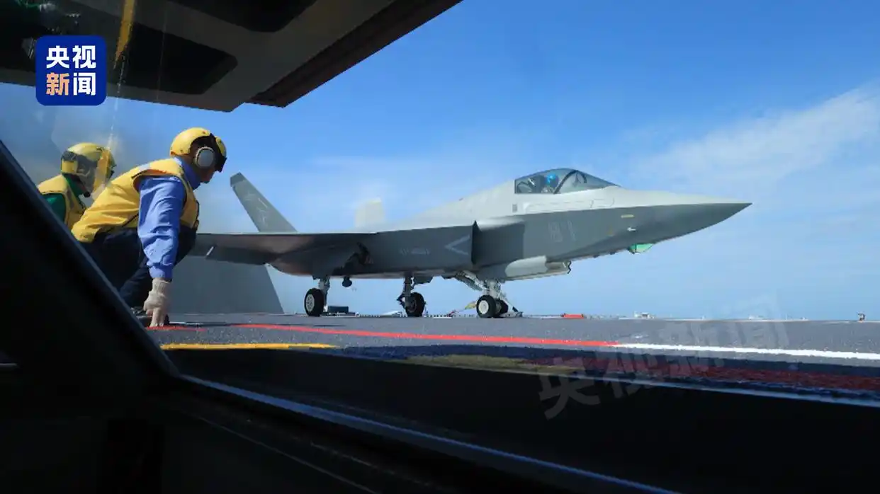 福建舰入列后首次海上实兵训练_福建舰首次海上实兵训练_歼-35舰载机弹射起飞