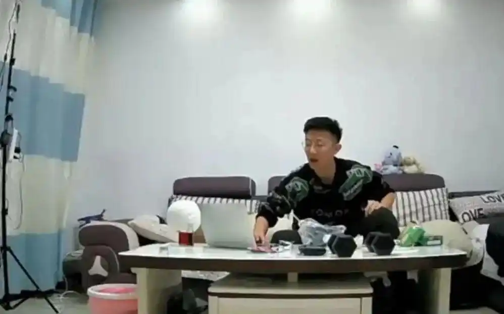 凶宅司法拍卖直播情况_深圳一凶宅拍卖引30人争抢_苏州吴江区法拍凶宅试睡直播