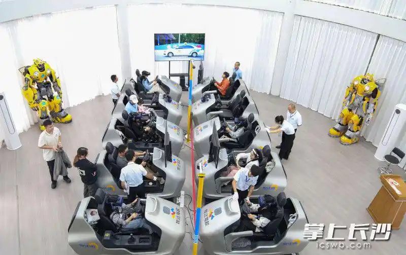 组图丨“VR驾驶模拟器+AI机器人教练”赋能驾培行业