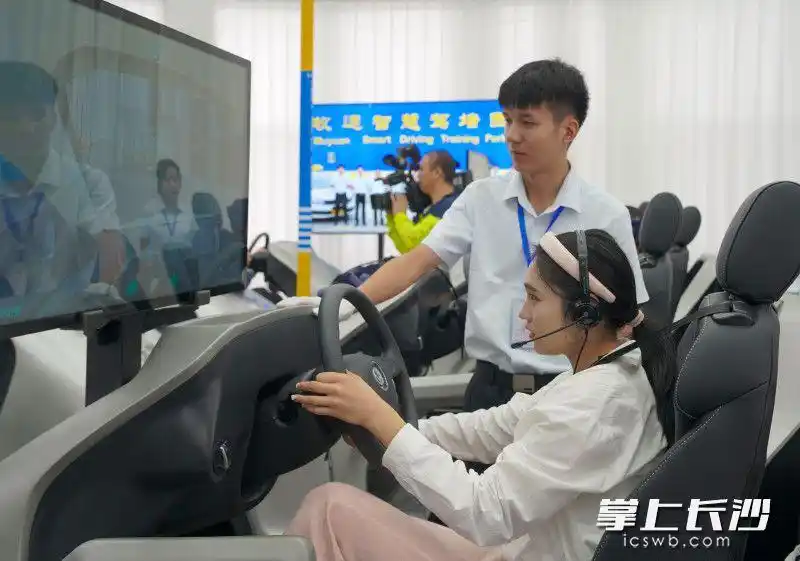 智慧驾培园_驾驶模拟器学驾宝_VR驾驶模拟器+AI机器人教练