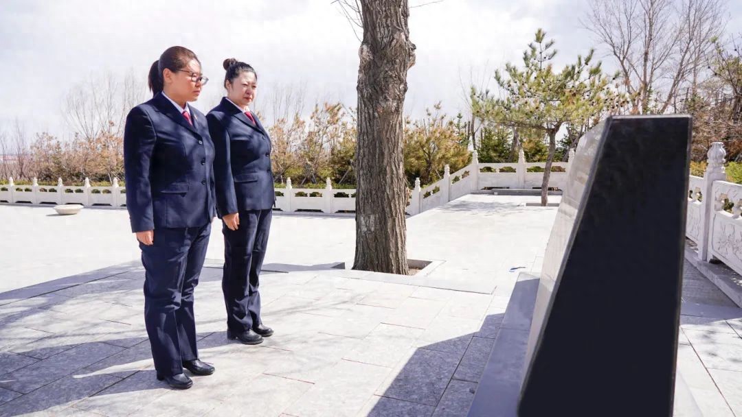 小学生清明扫墓新闻报道稿_缅怀革命先烈传承红色精神_清明节文明祭扫