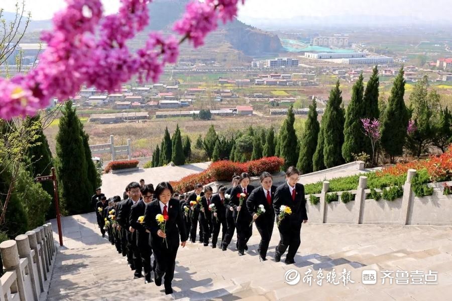缅怀革命先烈 赓续红色血脉——枣庄市中法院开展清明祭扫活动
