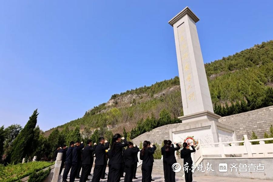 赓续红色血脉_小学生清明扫墓新闻报道稿_缅怀革命先烈