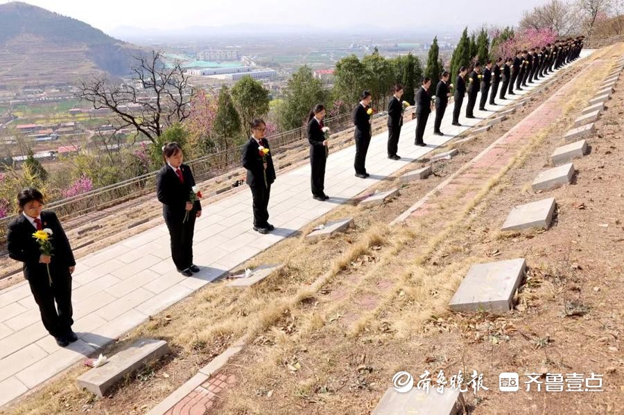 小学生清明扫墓新闻报道稿_赓续红色血脉_缅怀革命先烈