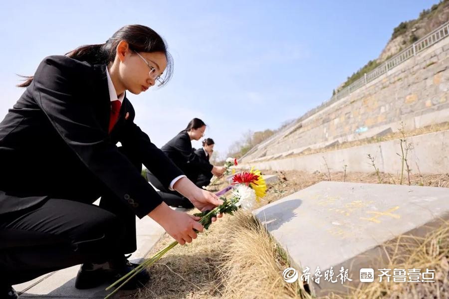 赓续红色血脉_缅怀革命先烈_小学生清明扫墓新闻报道稿