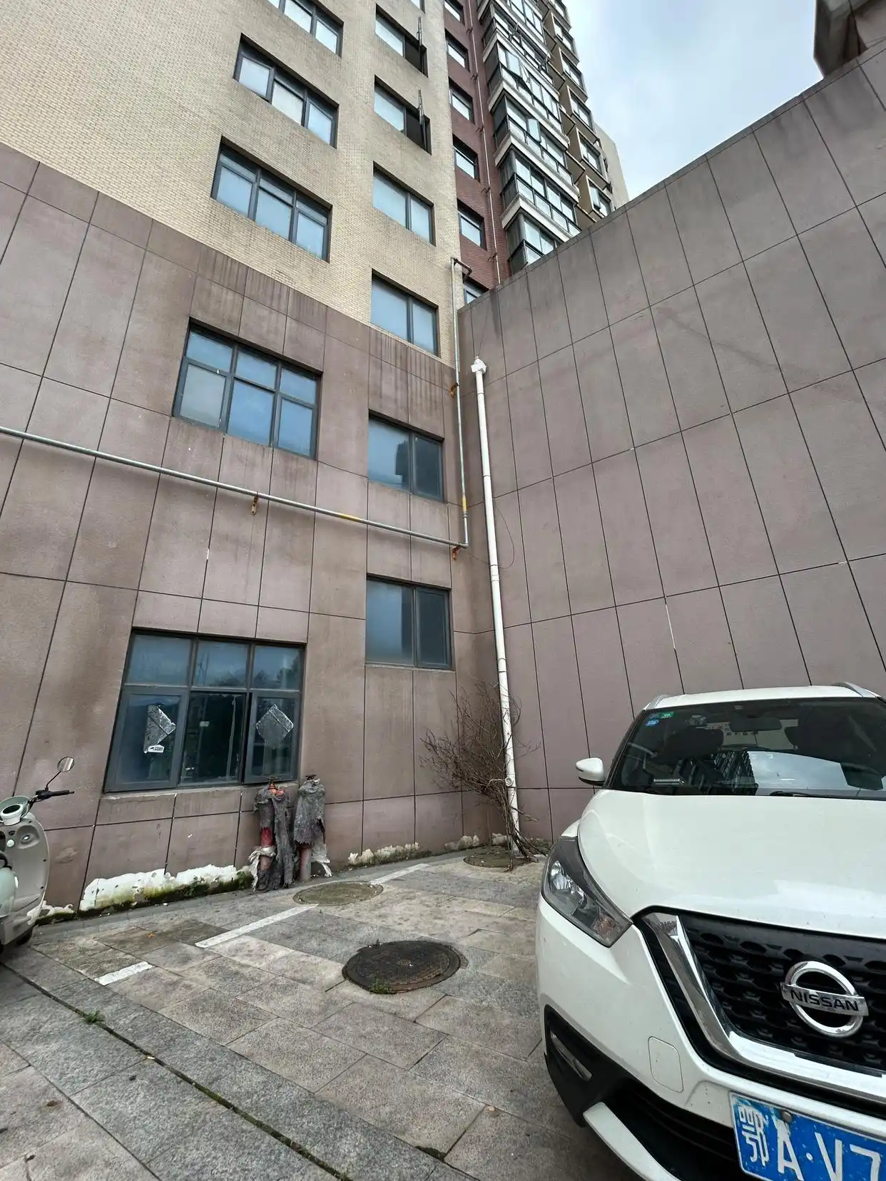 3岁女童16楼坠亡 父母索赔51万_湖北孝昌县女童坠楼案_小区窗户限位装置缺失索赔