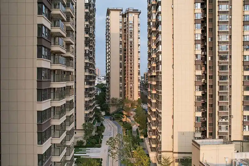 闪电律解｜3岁娃16楼电梯走道坠亡 物业只愿赔1万 律师：需酌情确定责任分配比例