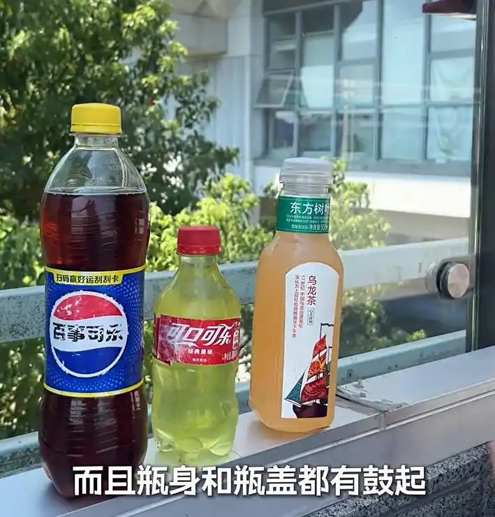 上海野生动物园地铁站老人卖假水_上海野生动物园地铁站附近老人卖水被曝光_老人疑长期摆摊卖“假水” 当地回应