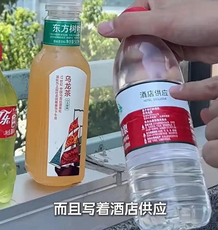 上海野生动物园地铁站老人卖假水_上海野生动物园地铁站附近老人卖水被曝光_老人疑长期摆摊卖“假水” 当地回应
