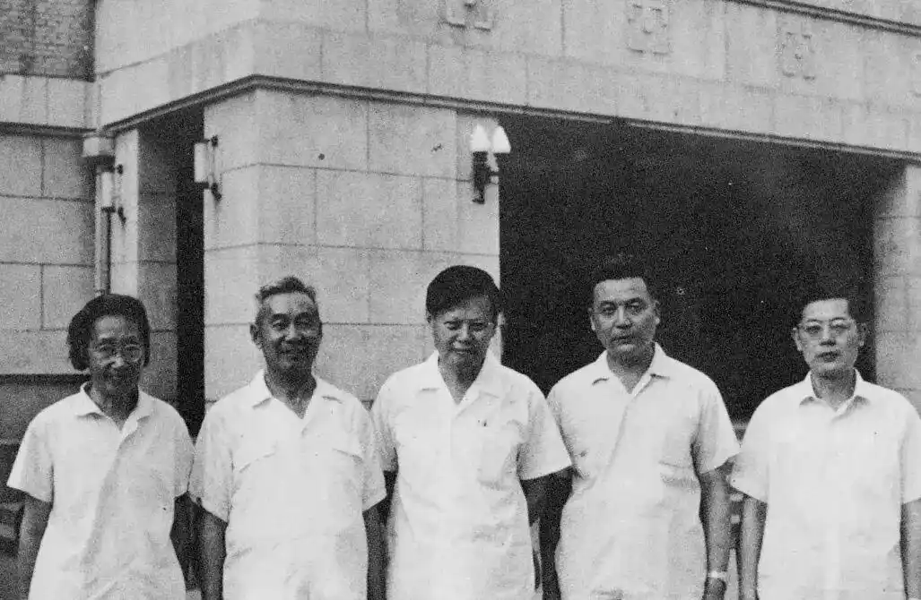 杨振宁逝世_杨振宁 诺贝尔物理学奖 著名物理学家