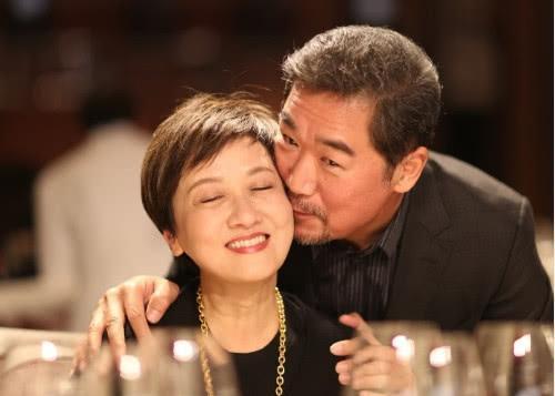二婚嫁给张国立，被前妻要求28年不许生育，邓婕如今得到了什么