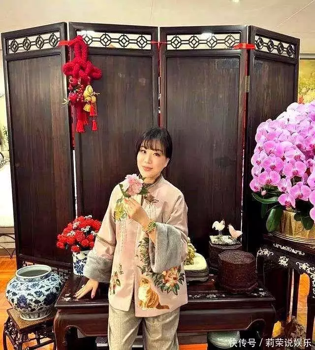 吕良伟的老婆是谁_吕良伟老婆杨小娟 粉色新中式服装 69岁恩爱夫妻