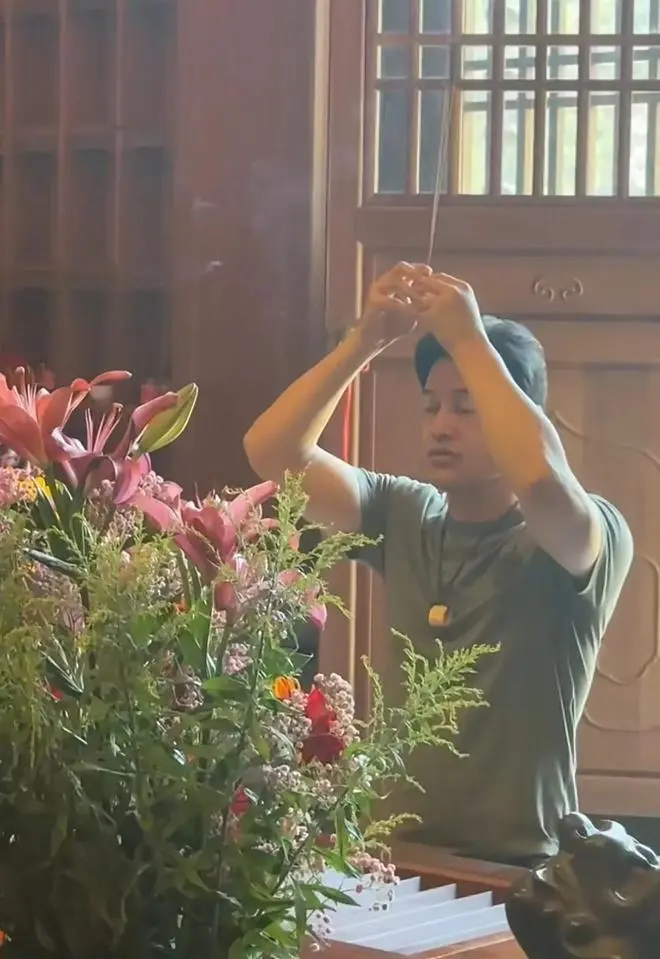 69岁吕良伟和妻子在普陀山祈福！妻子岁月感很强，但气质很好