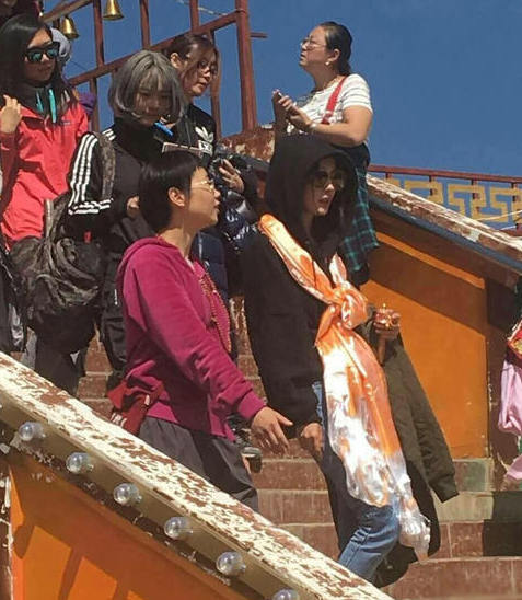 杨幂胸部变化_杨幂胸忽大忽小原因_杨幂胸部抖动