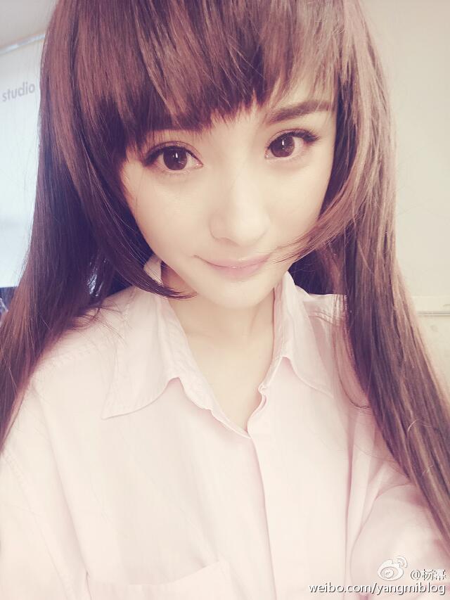 杨幂胸部抖动_杨幂胸忽大忽小原因_杨幂胸部变化