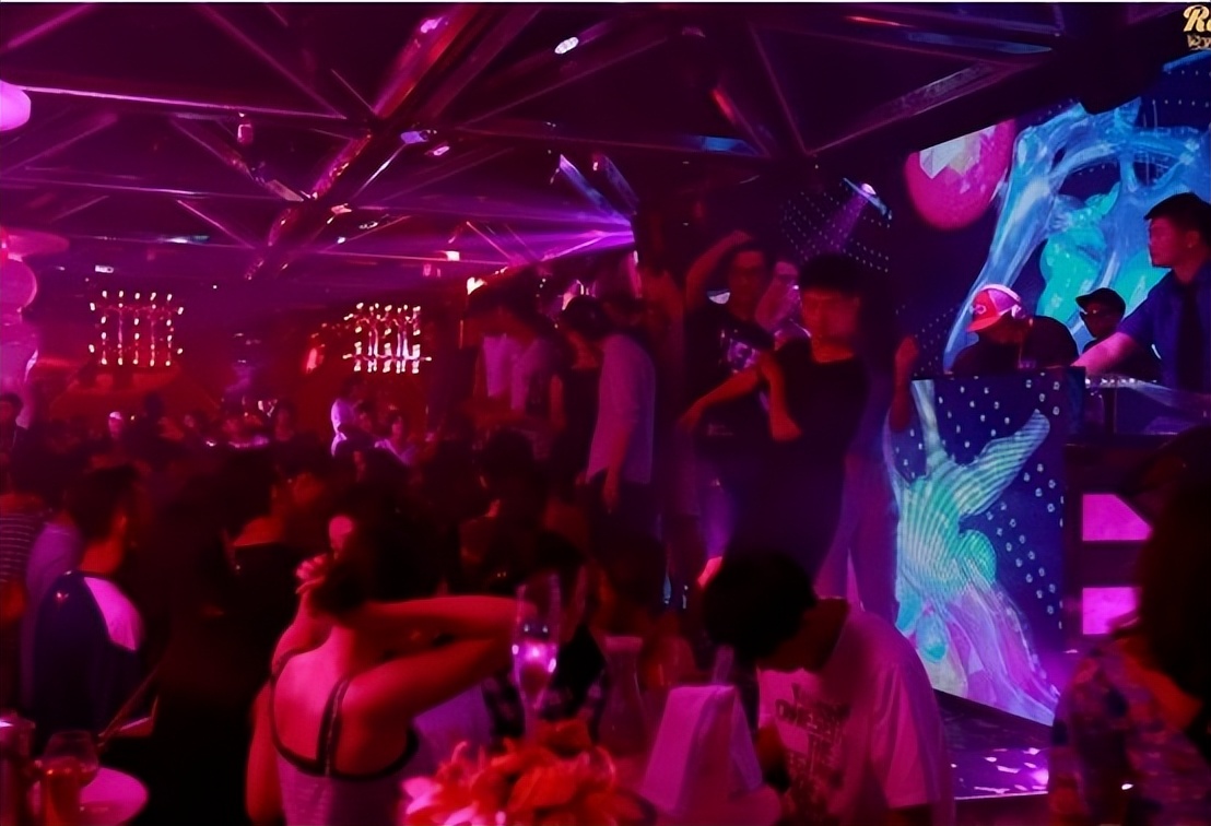 涉嫌卖淫嫖娼!海南一旅馆内，17名男女当场被抓