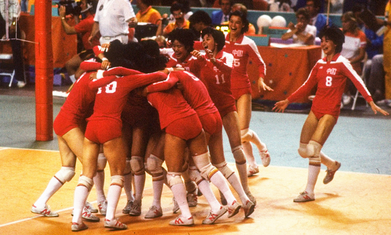 郎平执教生涯回顾_中国女排32年辉煌历程_女排梁艳图片