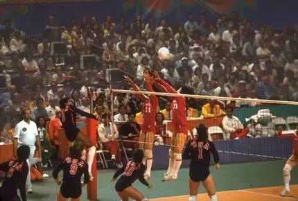 女排梁艳图片_郎平执教女排回顾_中国女排历史战绩