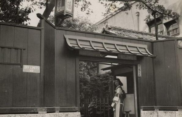 二战结束后, 美国记者镜头下的日本人, 有人翻垃圾桶找食物