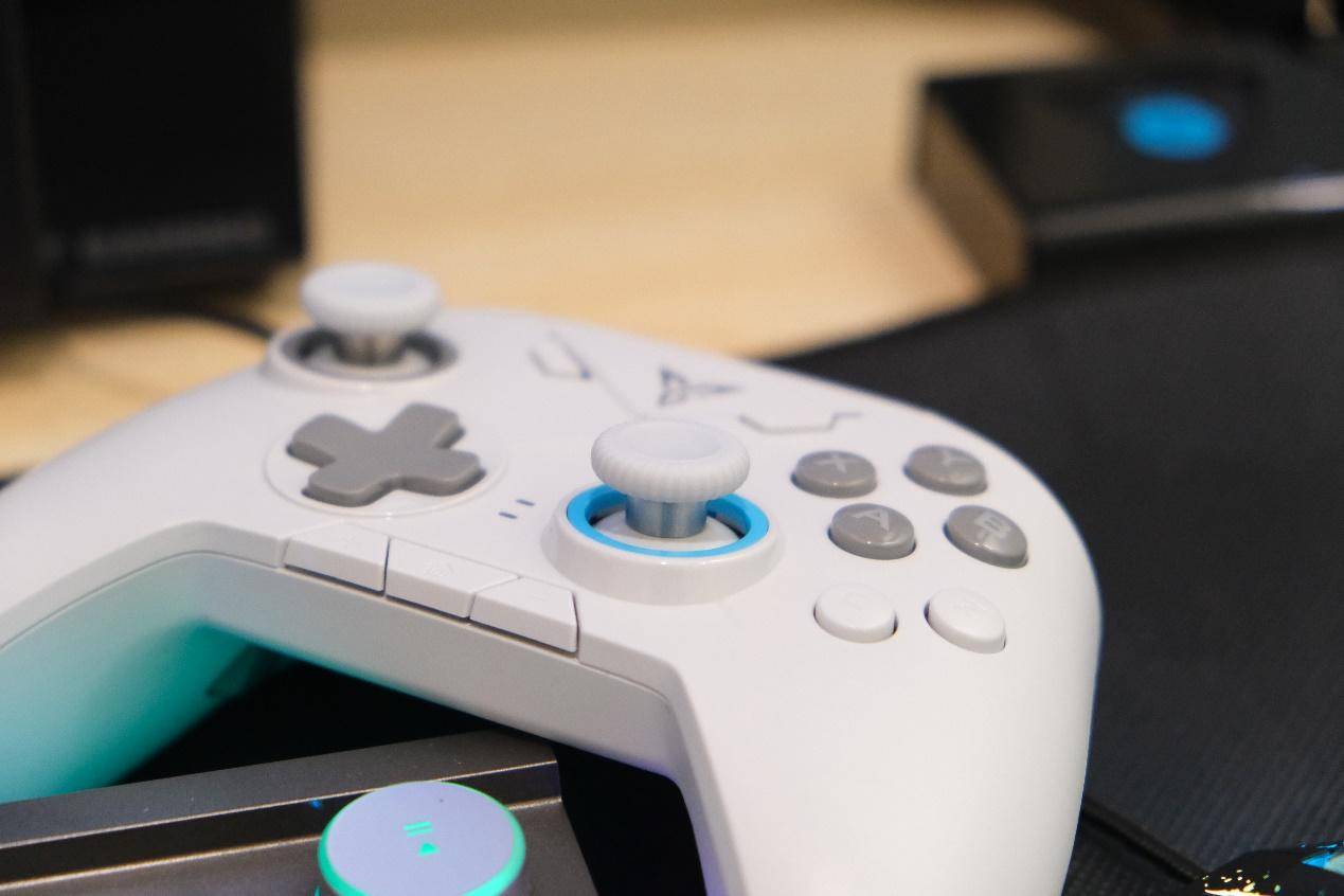 dnf手柄设置_国产PC端手柄评测_飞智黑武士2手柄