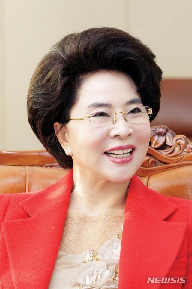 90岁童颜美女李吉女_韩国93岁娃娃脸女校长引热议_韩国第一童颜美女李吉女