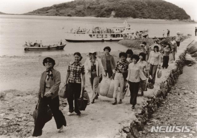 韩国93岁娃娃脸女校长引热议_90岁童颜美女李吉女_韩国第一童颜美女李吉女
