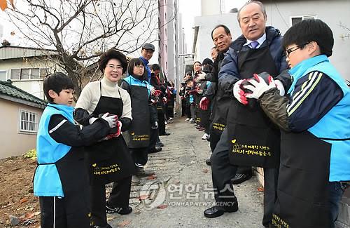 韩国93岁娃娃脸女校长引热议_90岁童颜美女李吉女_韩国第一童颜美女李吉女