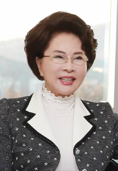 韩国93岁娃娃脸女校长引热议_韩国第一童颜美女李吉女_90岁童颜美女李吉女